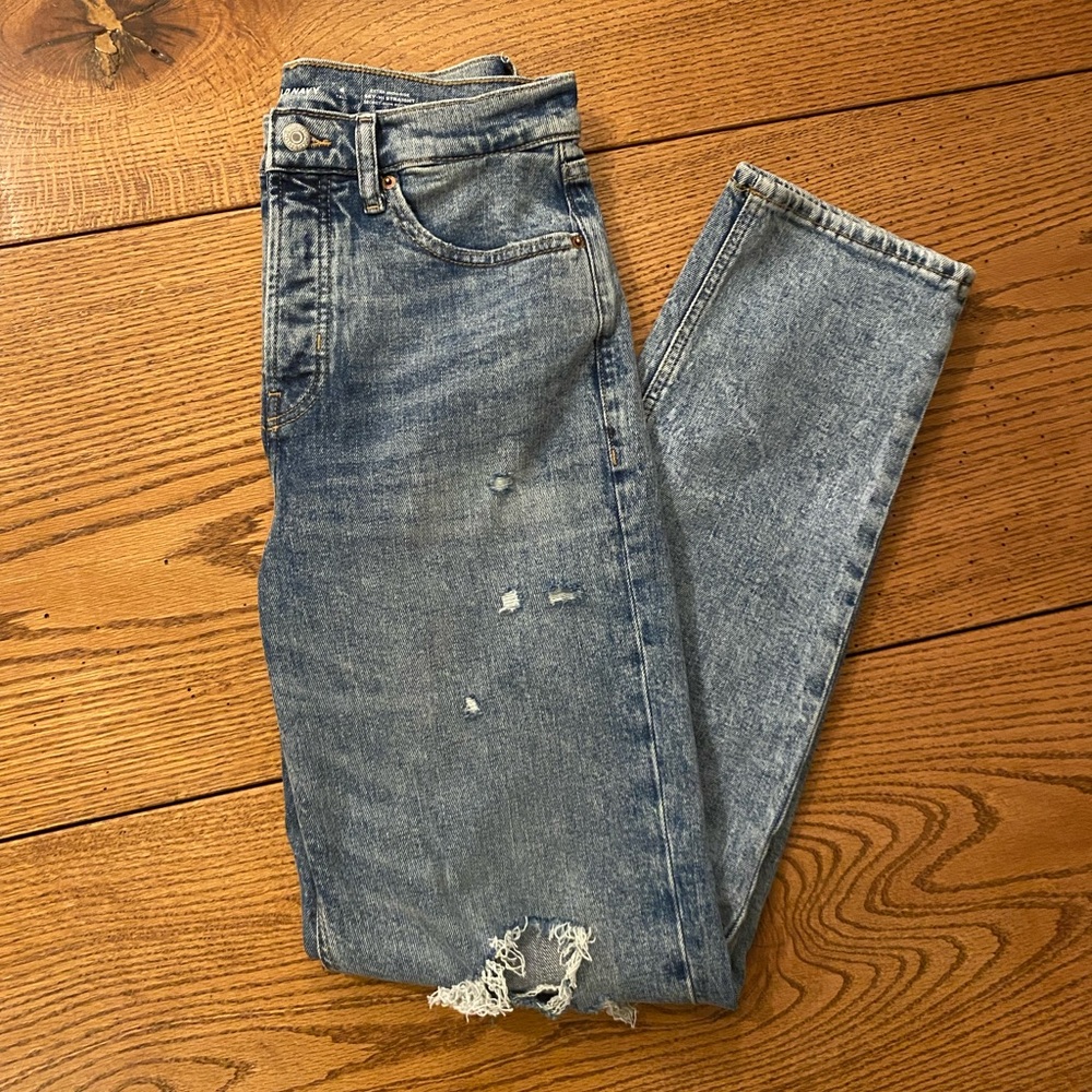 NWOT Mom Jean style, medium wash jeans from Old Navy, 4L